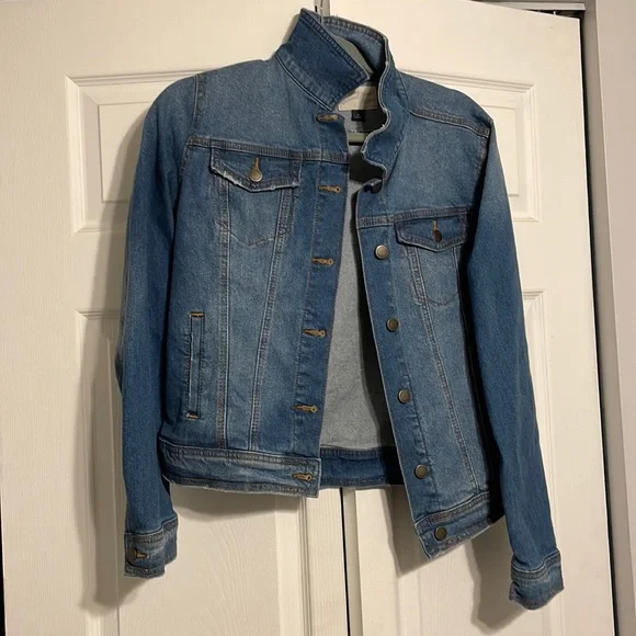 Womens jean jacket, Universal Thread, Medium - Picture 1 of 3